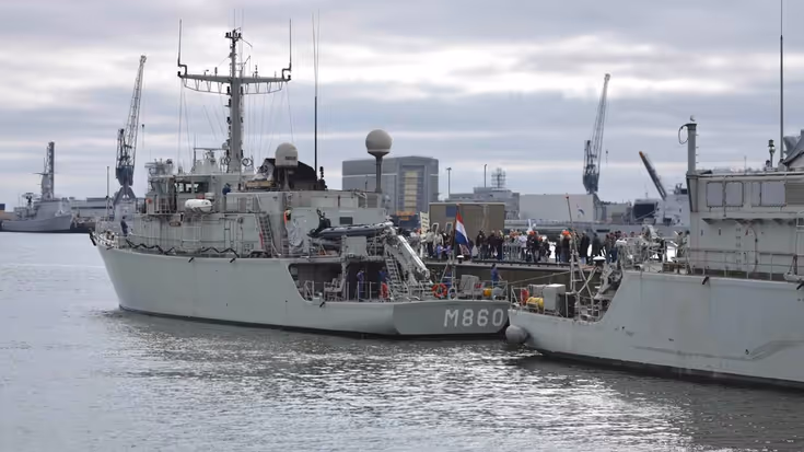 2 schepen achter elkaar langs de kade.