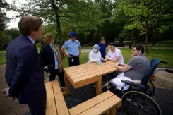 De minister in gesprek met revaliderende militairen.