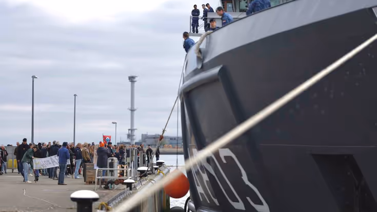 Boeg van schip tegen kade.