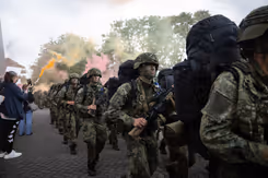 De deelnemers marcheren het Marine Etablissement Amsterdam op. 