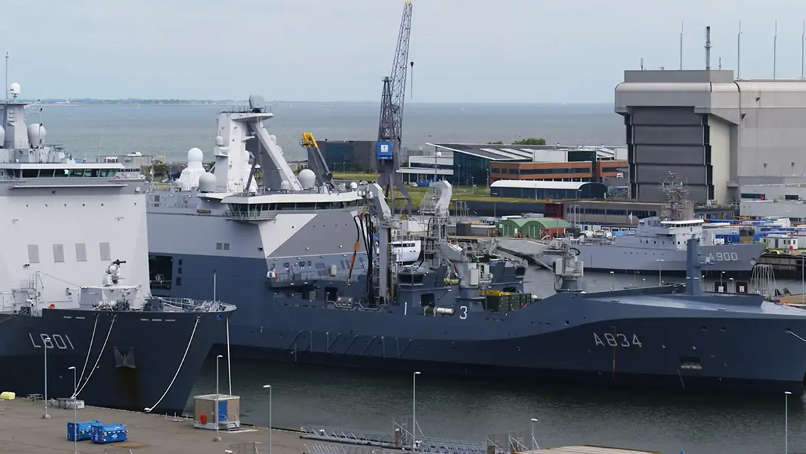 Zr.Ms. Holland naar de werf verplaatst