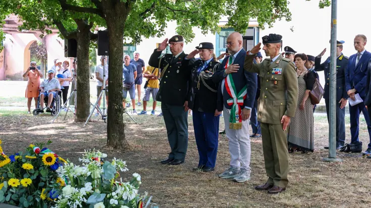 Italiaanse, Belgische en Nederlandse militairen met de burgemeester bij de herdenking in Modena. 