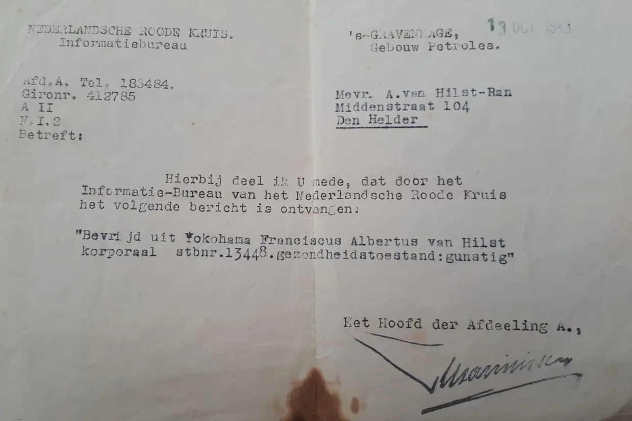 Een oud briefje waarop staat dat Van Hilst bevrijd is.