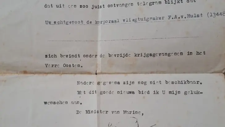 Oud briefje van de minister van marine waarop is te lezen dan Van Hilst tussen de bevrijdde krijgsgevangenen zit.