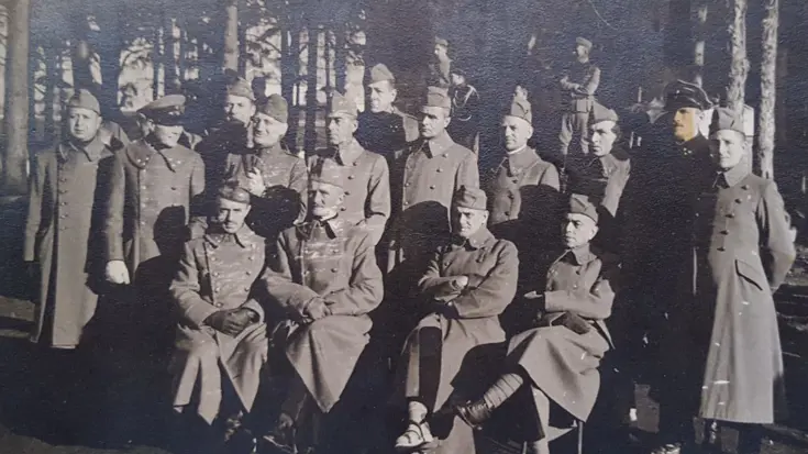 Groep krijgsgevangenen militairen.