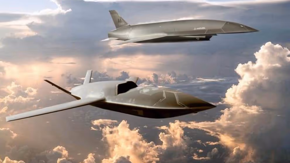 Autonome onbemenste luchtsystemen vliegen. Grillige, roze wolken op de achtergrond.