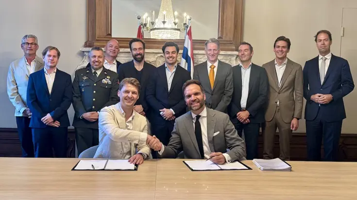 Staatsecreataris Derk Boswijk ondertekent samenwerkingsovereenkomst.