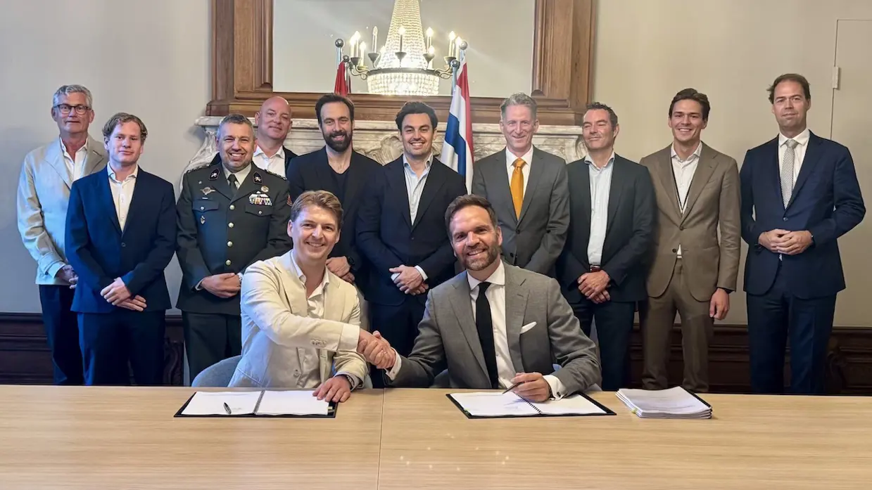 Staatsecreataris Derk Boswijk ondertekent samenwerkingsovereenkomst.