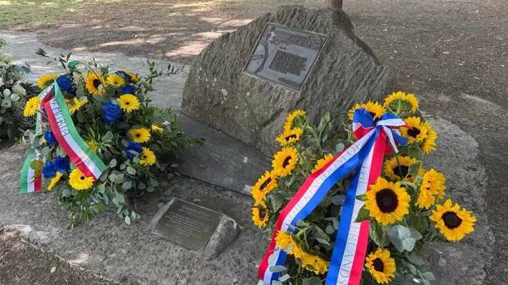 Bloemstukken bij een monument