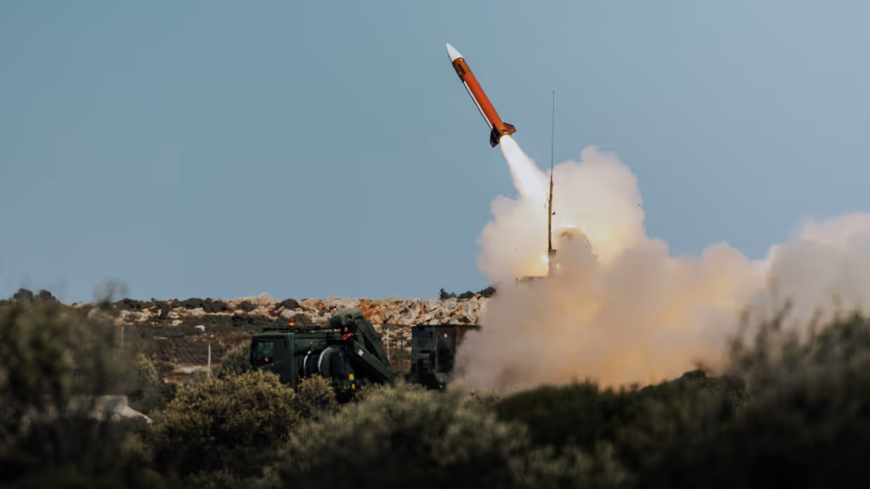 Een raket wordt afgevuurd.