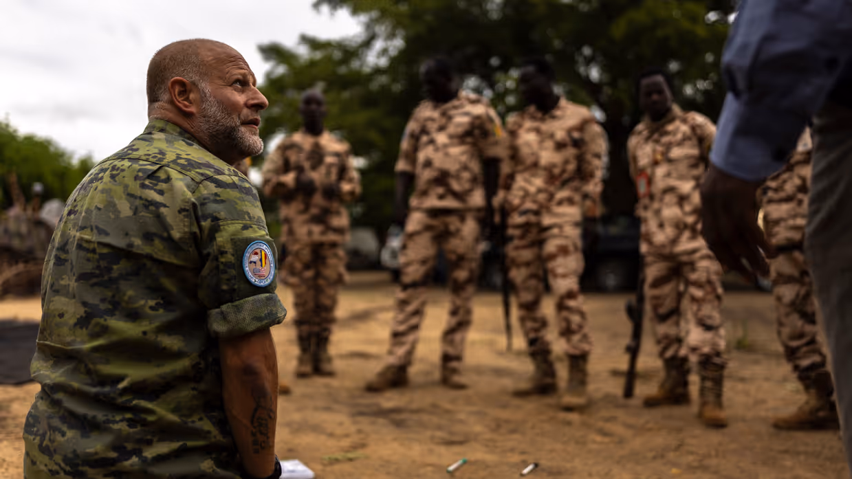 Tsjaadse militairen luisteren naar een Nederlandse instructeur.