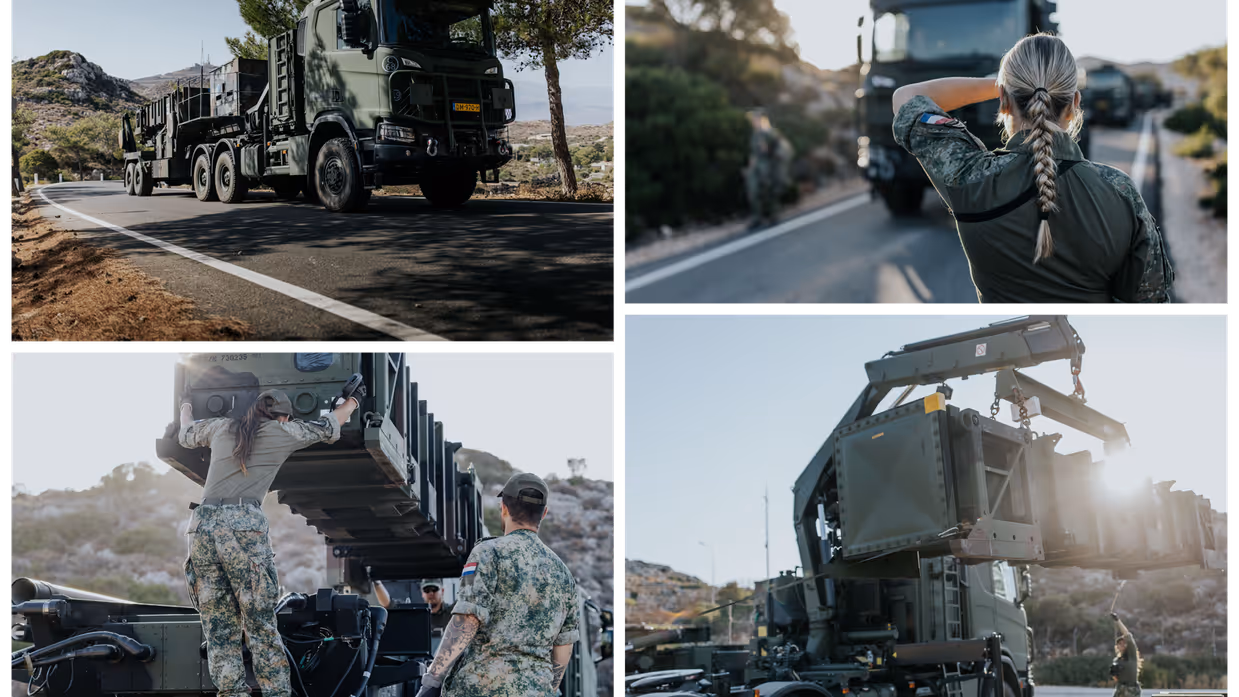 Vier afbeeldingen van een militaire truck die beladen wordt.