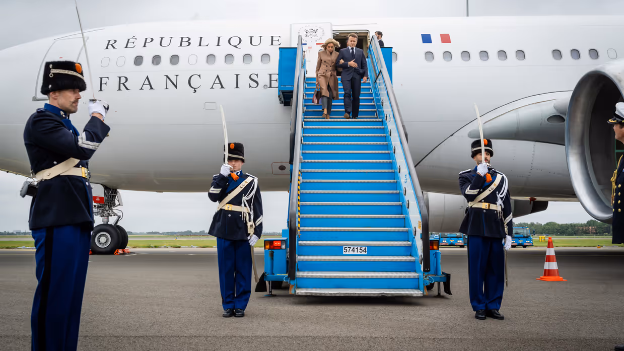 NAVO-prominenten stappen uit Frans vliegtuig.