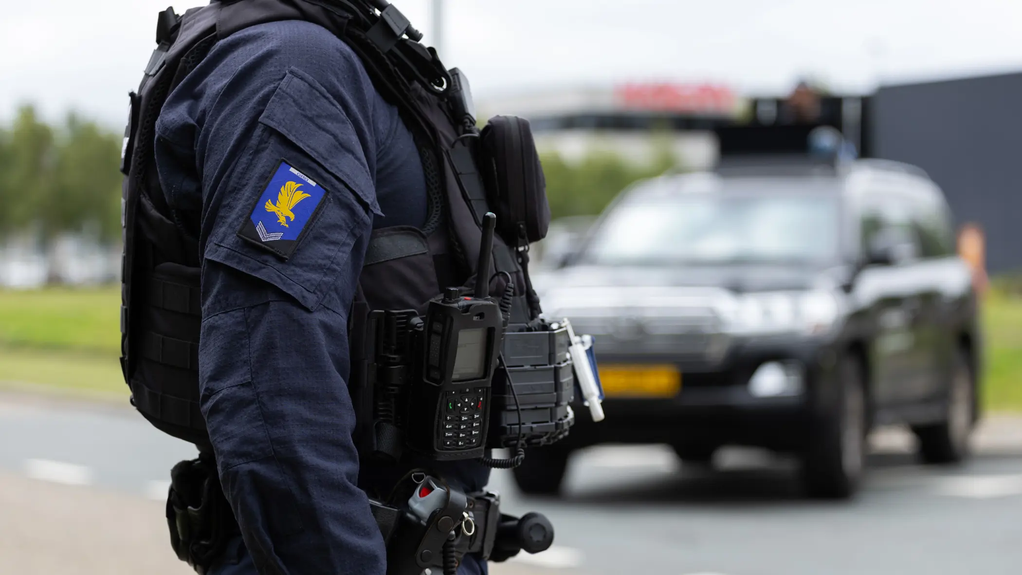 Onherkenbare marechaussee van de GBB voor een voertuig.