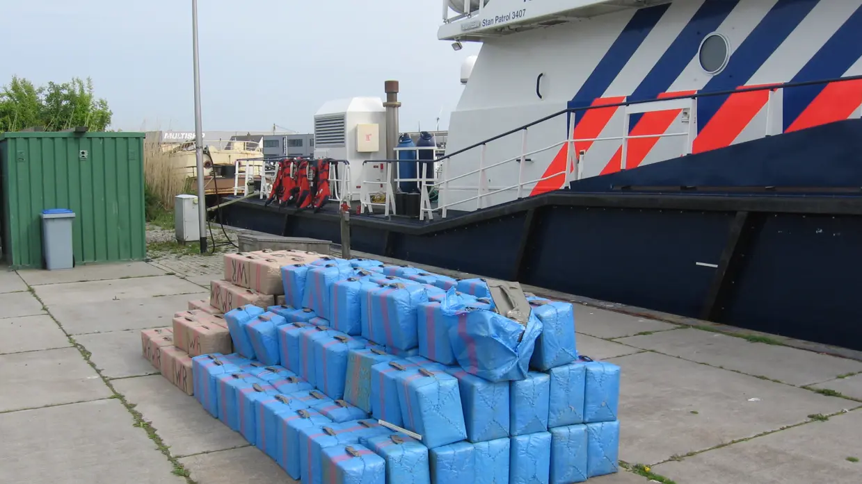 In beslag genomen drugs op een kade.