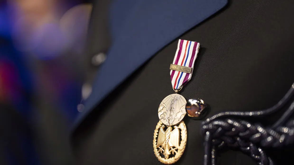 Medaille op borst van militair in dagelijks tenue.