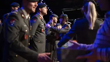 Militairen krijgen medaille uitgereikt. 