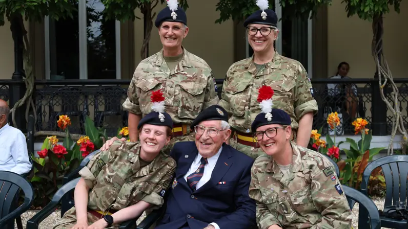  Honderdjarige veteraan Jaap Galjaard samen met militairen van de Band of the Royal Regiment of Fusiliers.