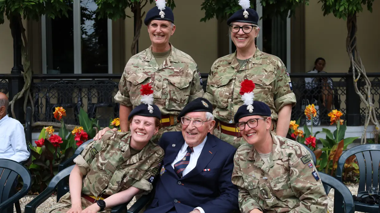  Honderdjarige veteraan Jaap Galjaard samen met militairen van de Band of the Royal Regiment of Fusiliers.
