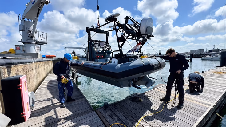 Een Alunaut wordt in het water gehesen. 