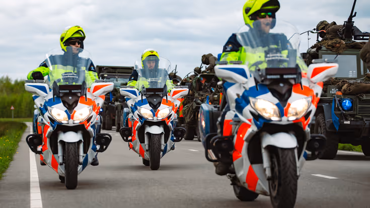 Escorte motoren marechausse begeleidt militaire colonne.