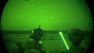 Foto’s van de Live Fire-oefening door een nachtkijker genomen waarbij vanuit een helikopter wordt geschoten.
