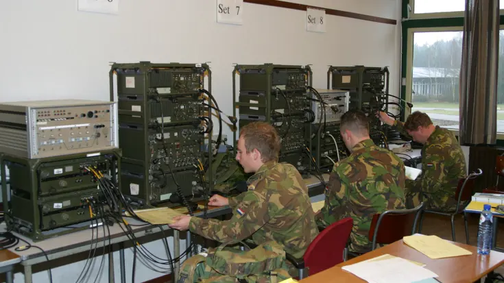 Militairen oefenen in het bedienen van informatiesystemen.