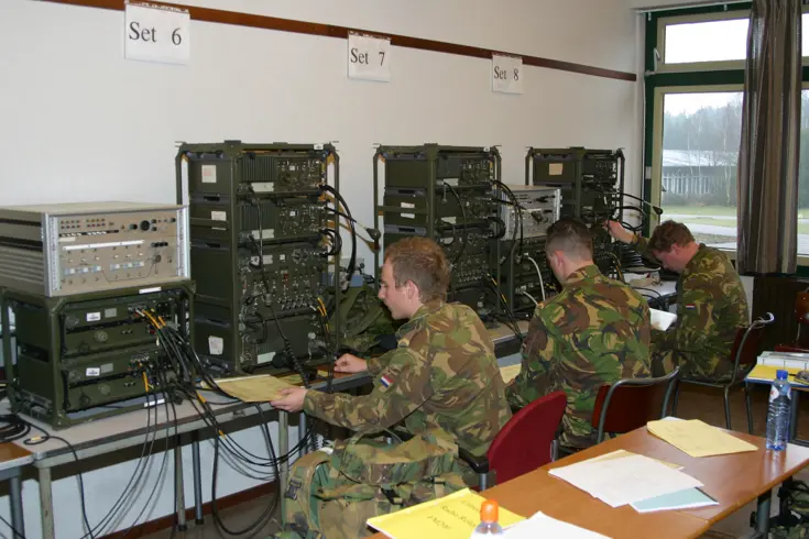 Gezichten van  geschminkte militairen die op een rij naast elkaar staan