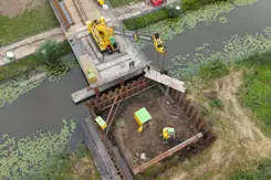 Bergingsvoertuig van boven gezien op een platform.