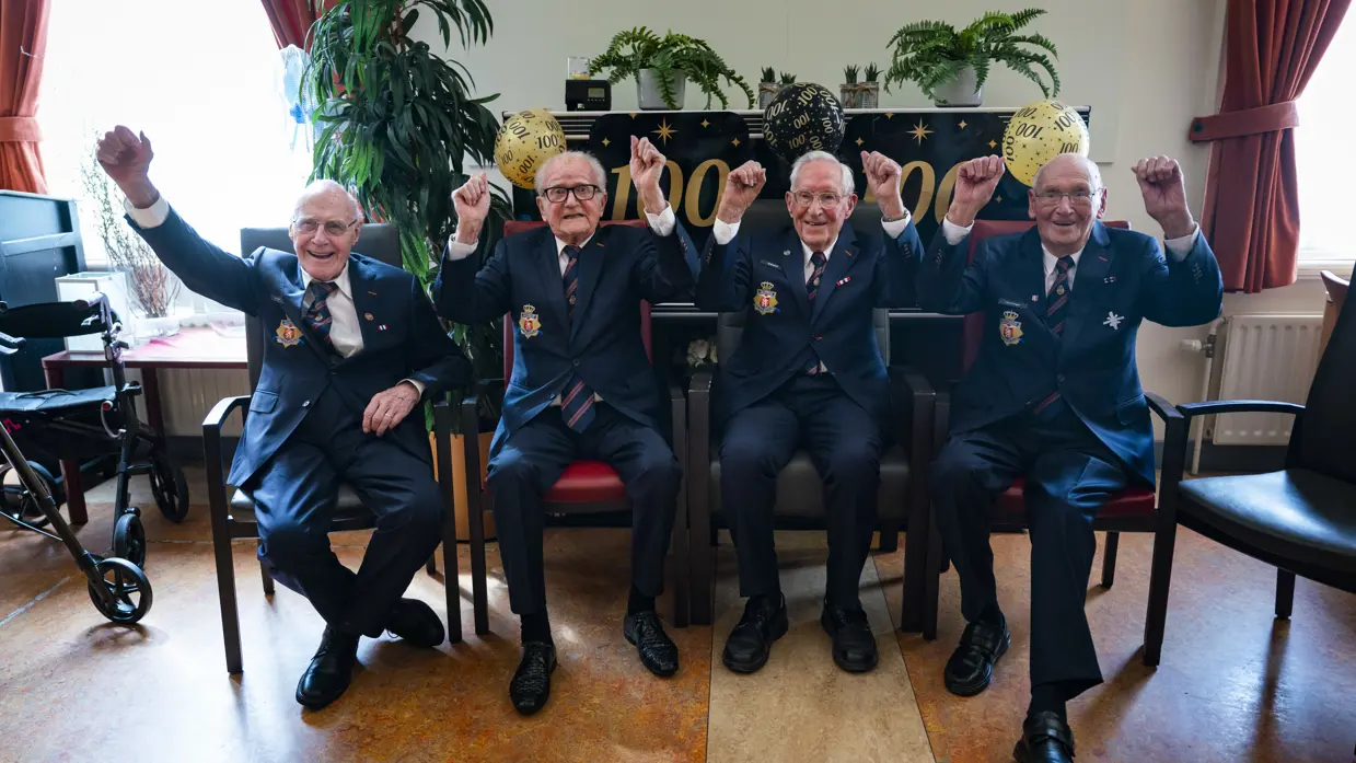 4 veteranen poseren, en zien er blij uit.