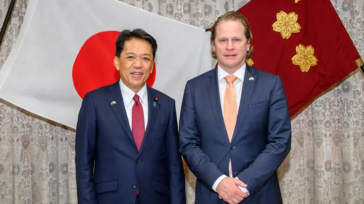 De staatssecretaris staat naast de Japanse defensieminister. 