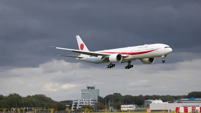 Een B-777, Airforce 1 van Japan landt op Schiphol.