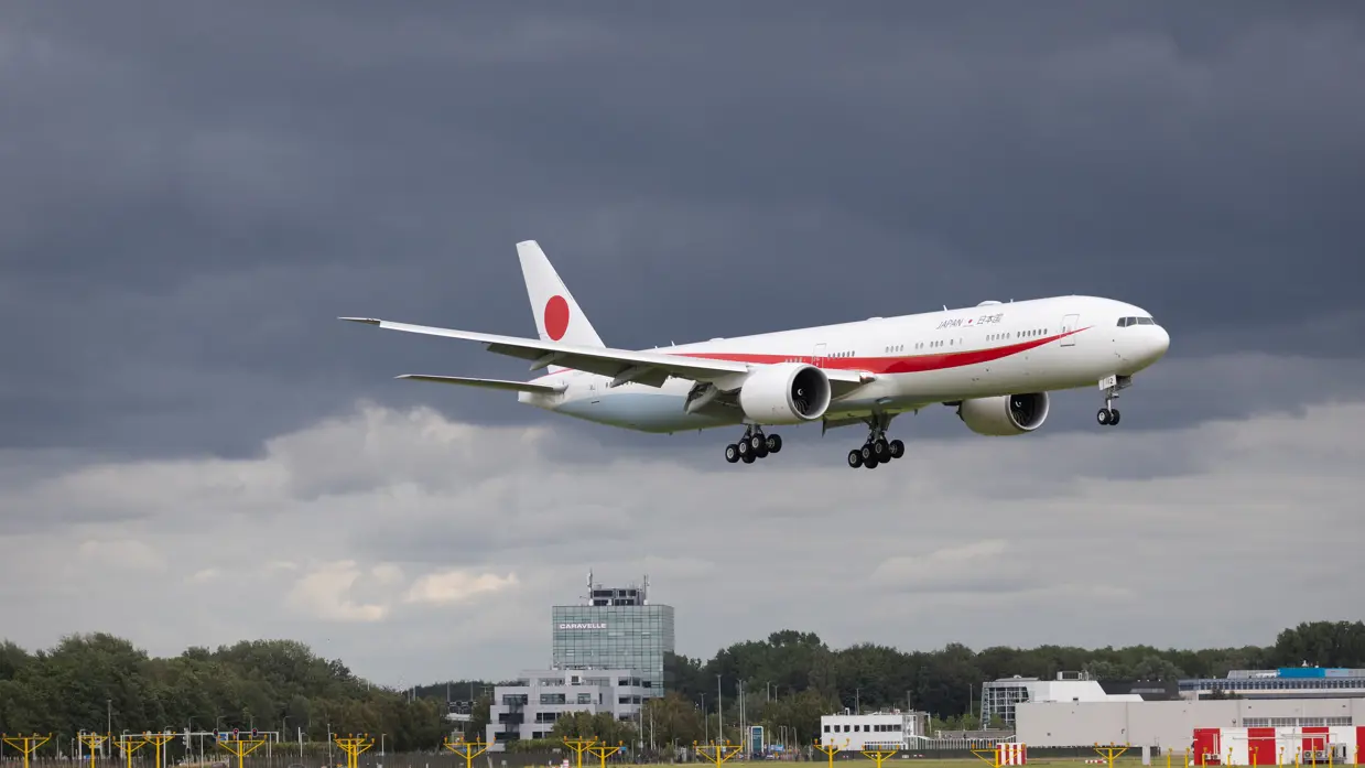 Een B-777, Airforce 1 van Japan landt op Schiphol.