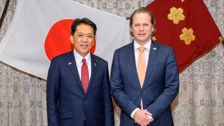 De staatssecretaris staat naast de Japanse defensieminister. 