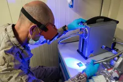 Onderzoeker aan het werk in een mobiel onderzoekslaboratorium.