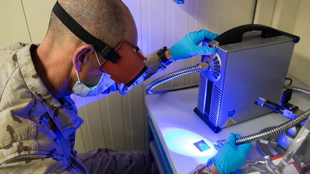 Onderzoeker aan het werk in een mobiel onderzoekslaboratorium.