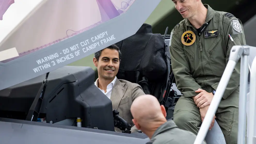 De premier zit in de cockpit van een gevechtsvliegtuig.