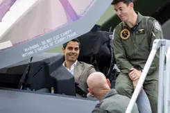 De premier zit in de cockpit van een gevechtsvliegtuig.