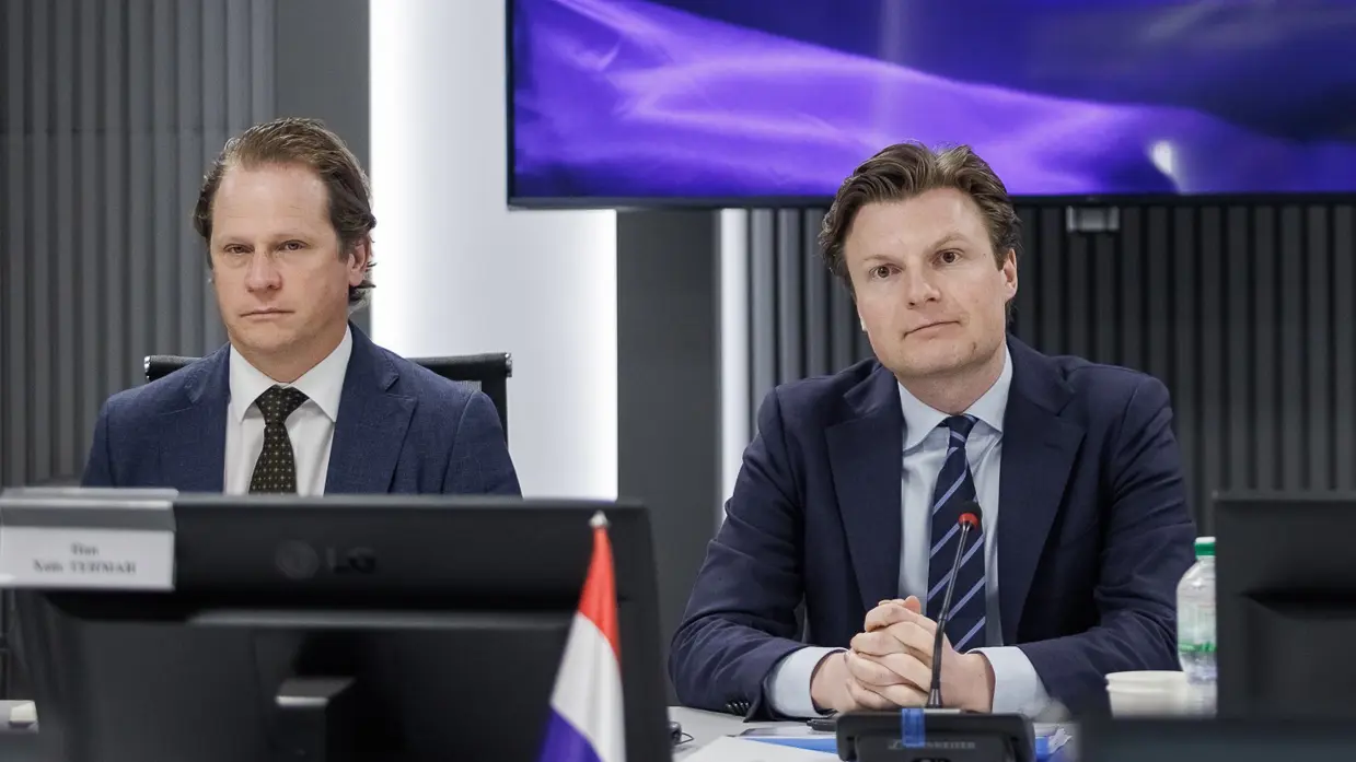 Staatssecretaris Gijs Tuinman en minister Ruben Brekelmans achter een tafel.