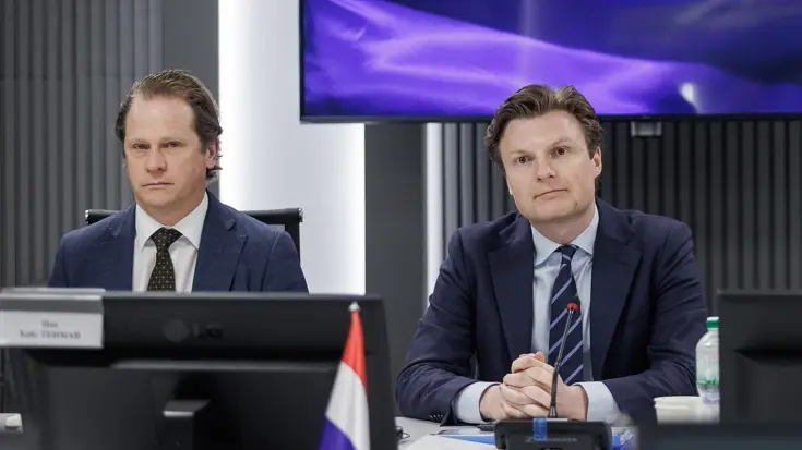 Staatssecretaris Gijs Tuinman en minister Ruben Brekelmans achter een tafel.