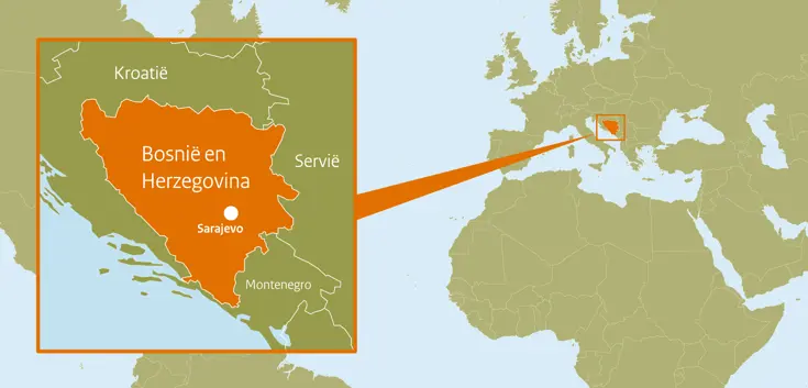 Bosnië en Herzegovina uitgelicht op wereldkaart met omringende landen Kroatië, Montenegro, Servië en de hoofdstad Sarajevo aangeduid.