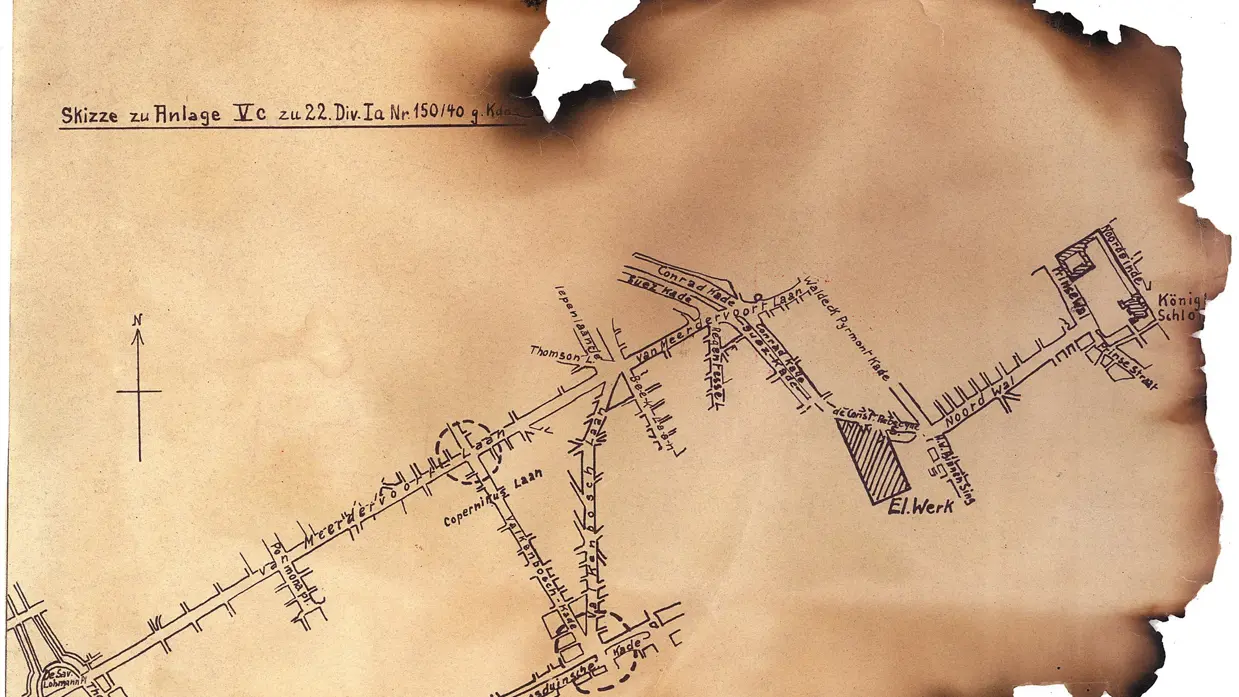 Plattegrond op verbrand papier.
