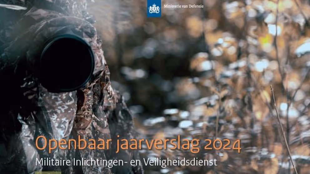 Ondefinieerbare voorstelling in grijs/bruintinten op voorkant Openbaar jaarverslag 2024 van de MIVD.