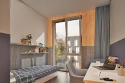 Impressie van een kamer van de nieuwe legering. Met links een bed, rechts een bureau en rechtdoor een raam.