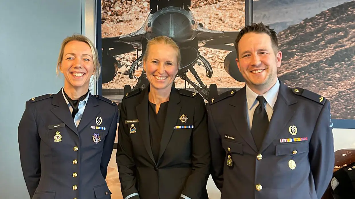 Groepsfoto van luitenant-kolonel Karen Keissen (links) en majoor Dielis van der Linden (rechts) samen Directeur Personeel commodore Ellen Meeuwsen-Scholten (midden).