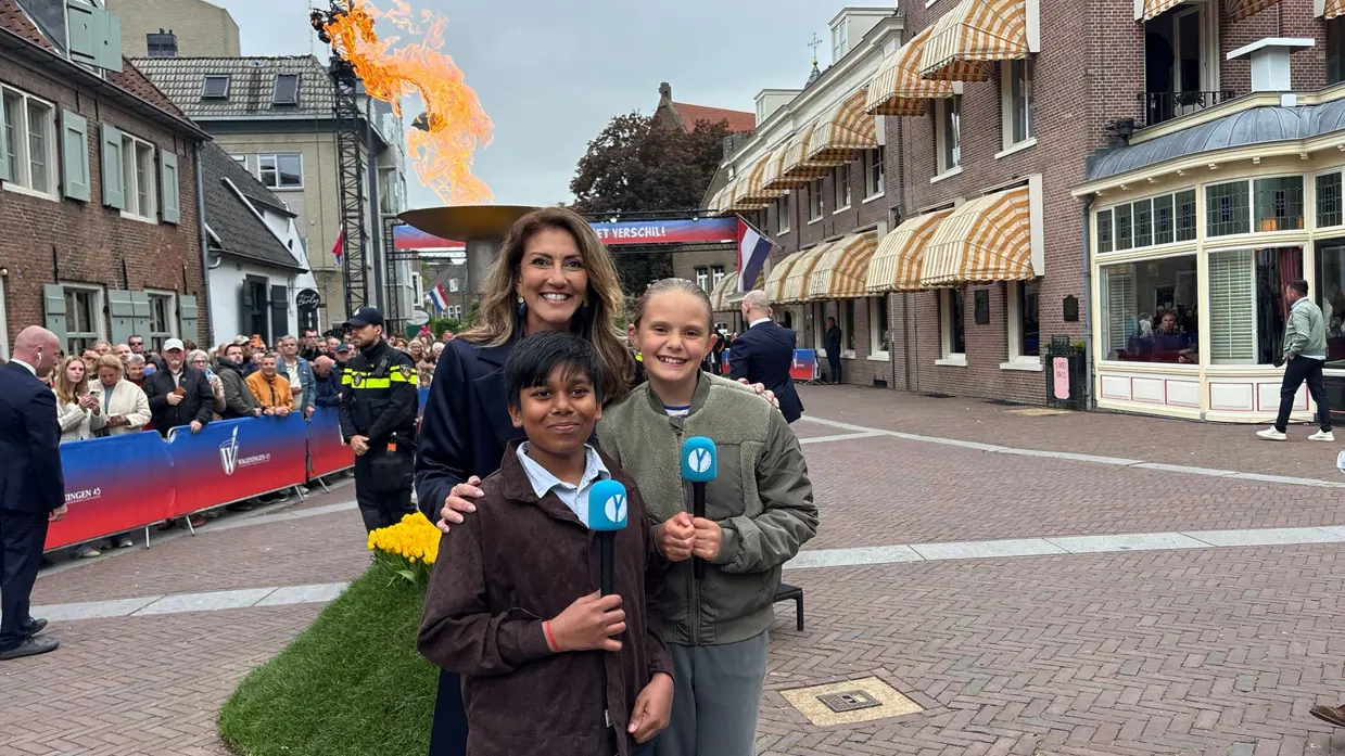 De minister met 2 kinderen op het 5 Mei Plein in Wageningen.