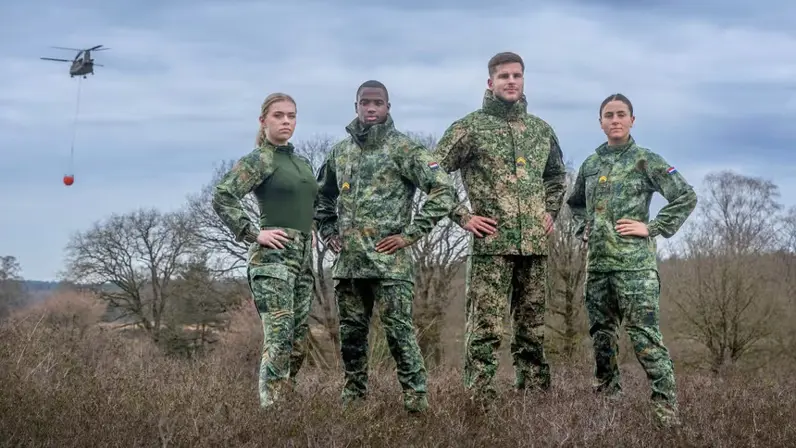 Vier militairen dragen nieuwe operationele gevechtskleding.  