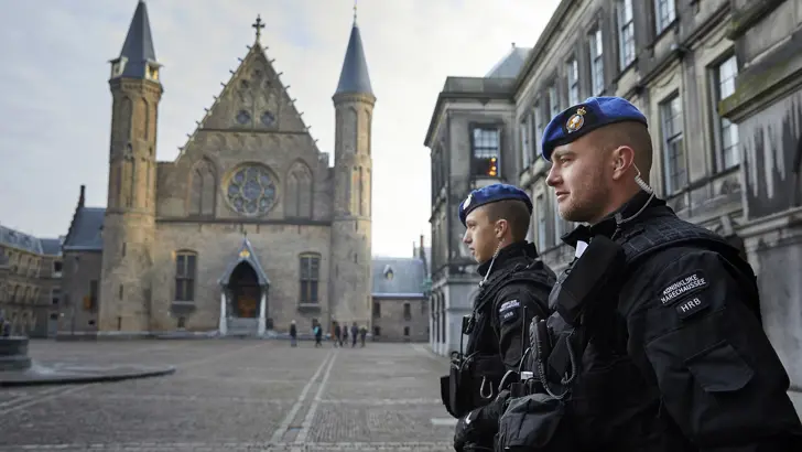 2 marechaussees bewaken het Binnenhof in Den Haag.