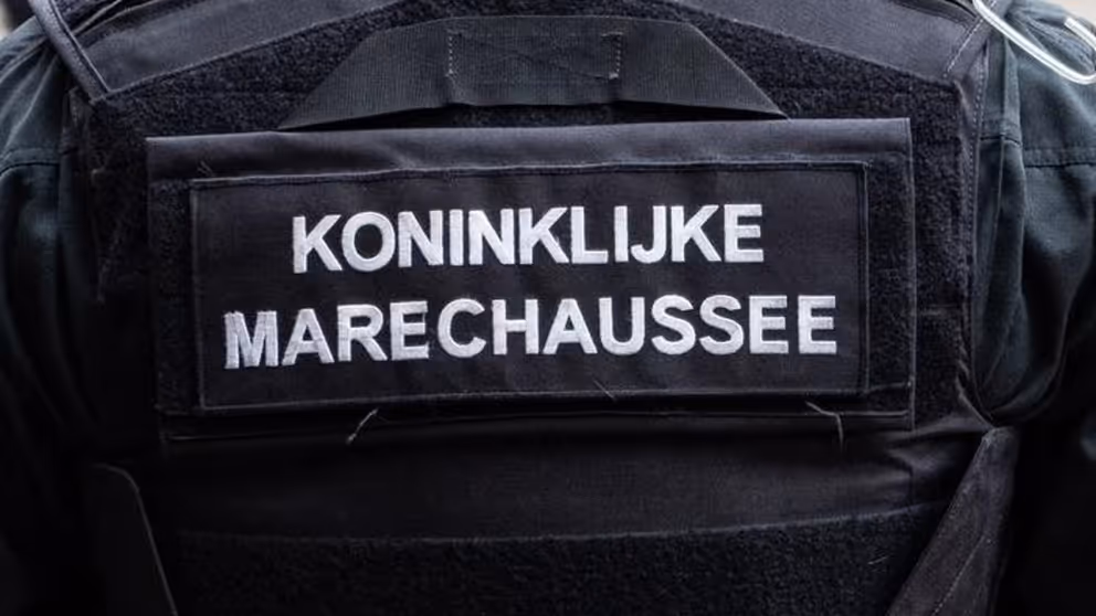 Rug van marechaussee met op vest de tekst Koninklijke Marechaussee.