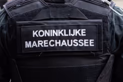 Rug van marechaussee met op vest de tekst Koninklijke Marechaussee.